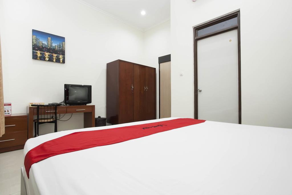 Reddoorz Near Balai Kota Surabaya Hotel Exterior photo